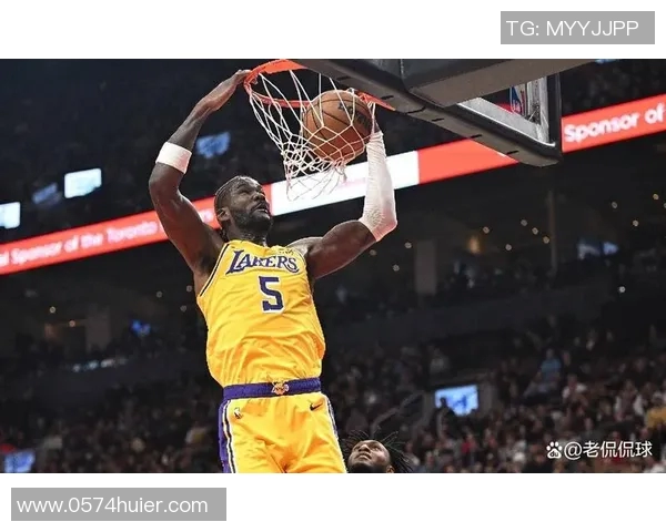 湖人队在第四节逆转黄蜂队展现强大韧性与团队合作精神